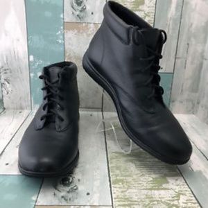 Like New Black Leather Ankle Boots. Size 8.5 M.